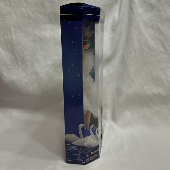 Barbie as the swan queen in Swan Lake - Picture 4 of 6